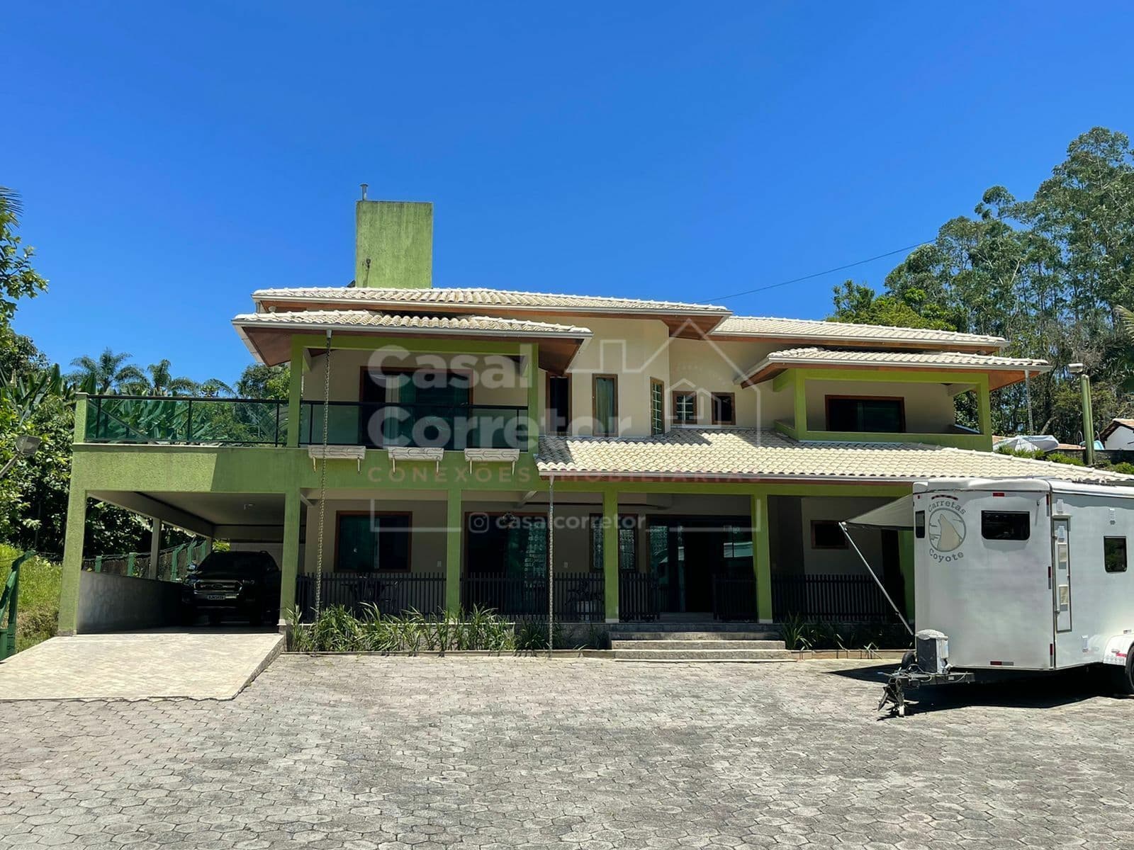 CASA DE ALVENARIA DE 300m² COM QUATRO DORMITÓRIOS E UMA VAGA DE GARAGEM COBERTA NO CENTRO DE GUABIRUBA
