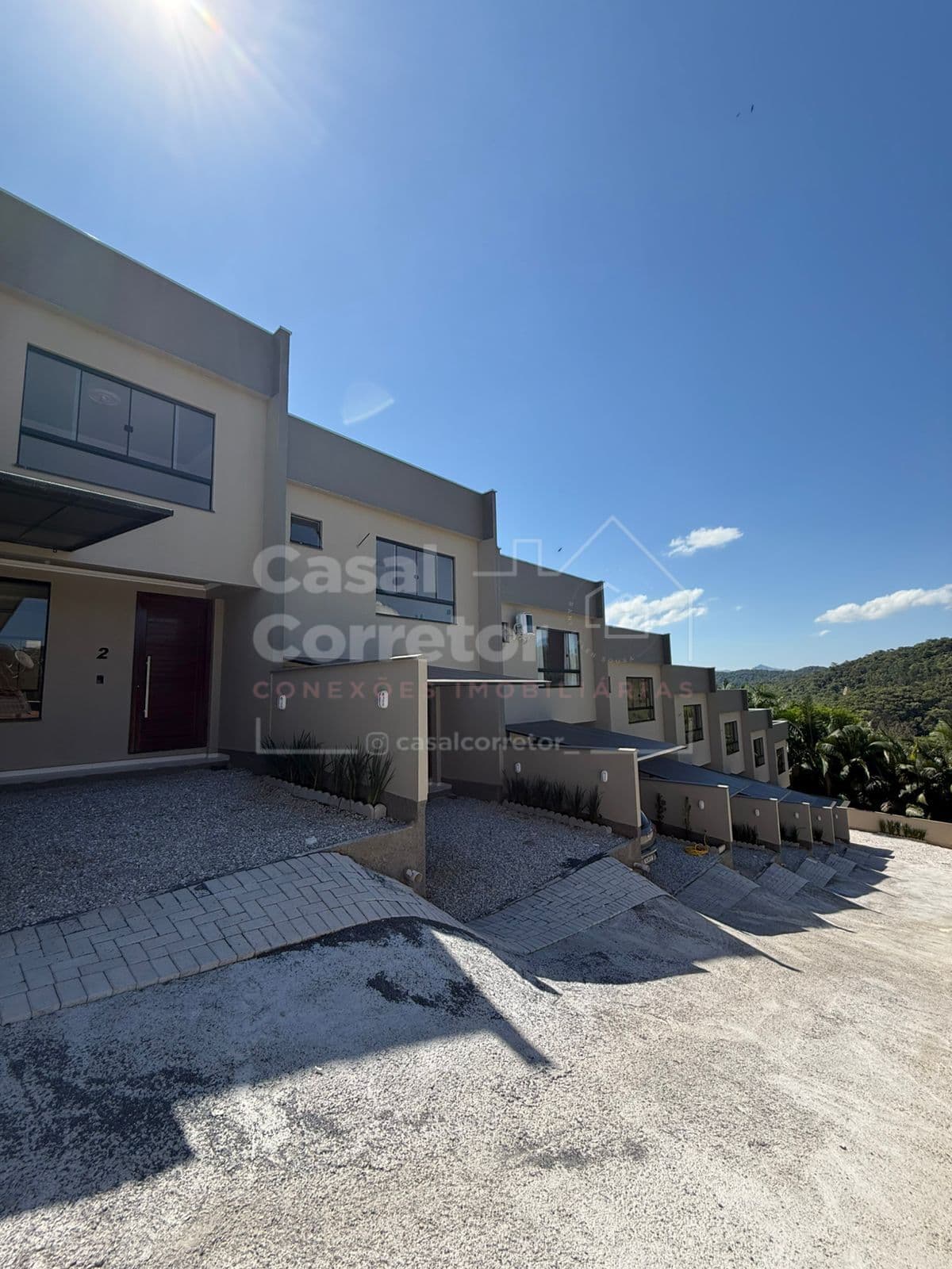 LINDA CASA GEMINADA COM 2 SUÍTES