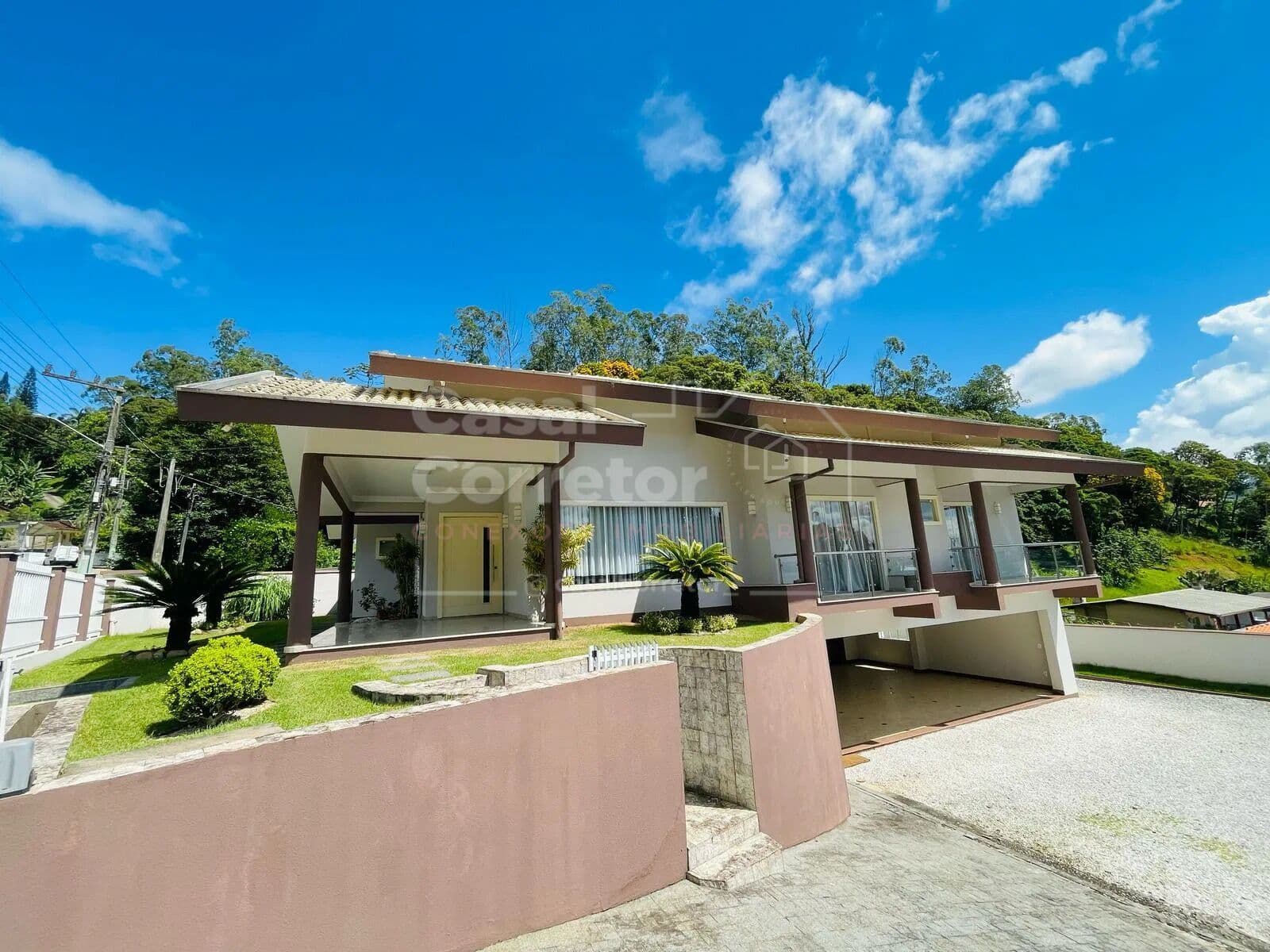 LINDA CASA DE 3 SUÍTES PRÓXIMO DO CENTRO DE BRUSQUE