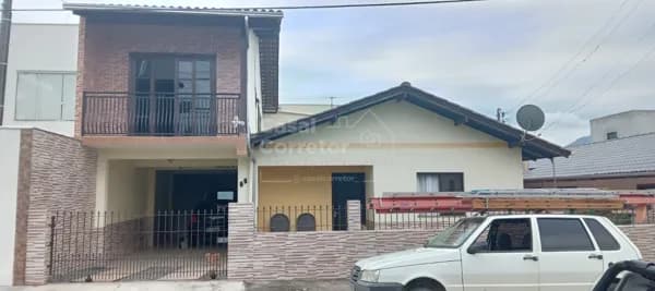 CASA COM 140M² E 6 DORMITÓRIOS NO BAIRRO PLANALTO