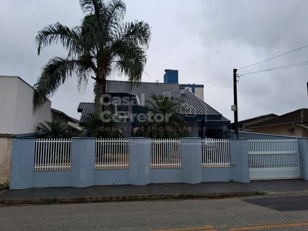 LINDA E ESPAÇOSA CASA DE 3 DORMITÓRIOS SENDO 1 SUÍTE