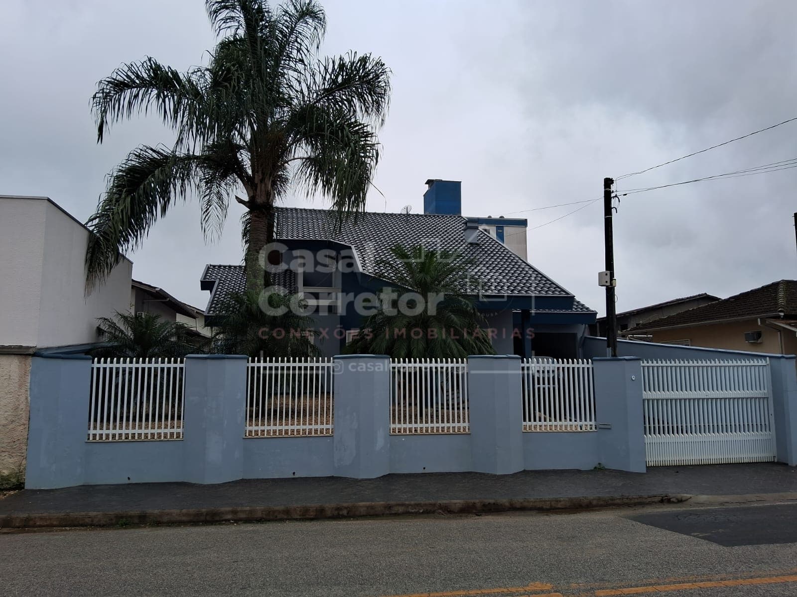 LINDA E ESPAÇOSA CASA DE 3 DORMITÓRIOS SENDO 1 SUÍTE