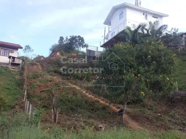 AMPLO TERRENO DE 399m² BEM LOCALIZADO