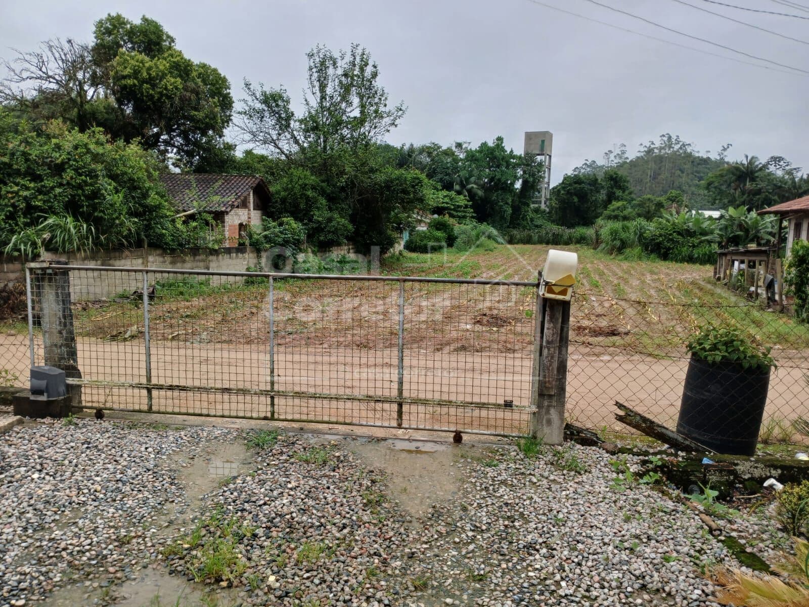AMPLO TERRENO DE 1.215m²