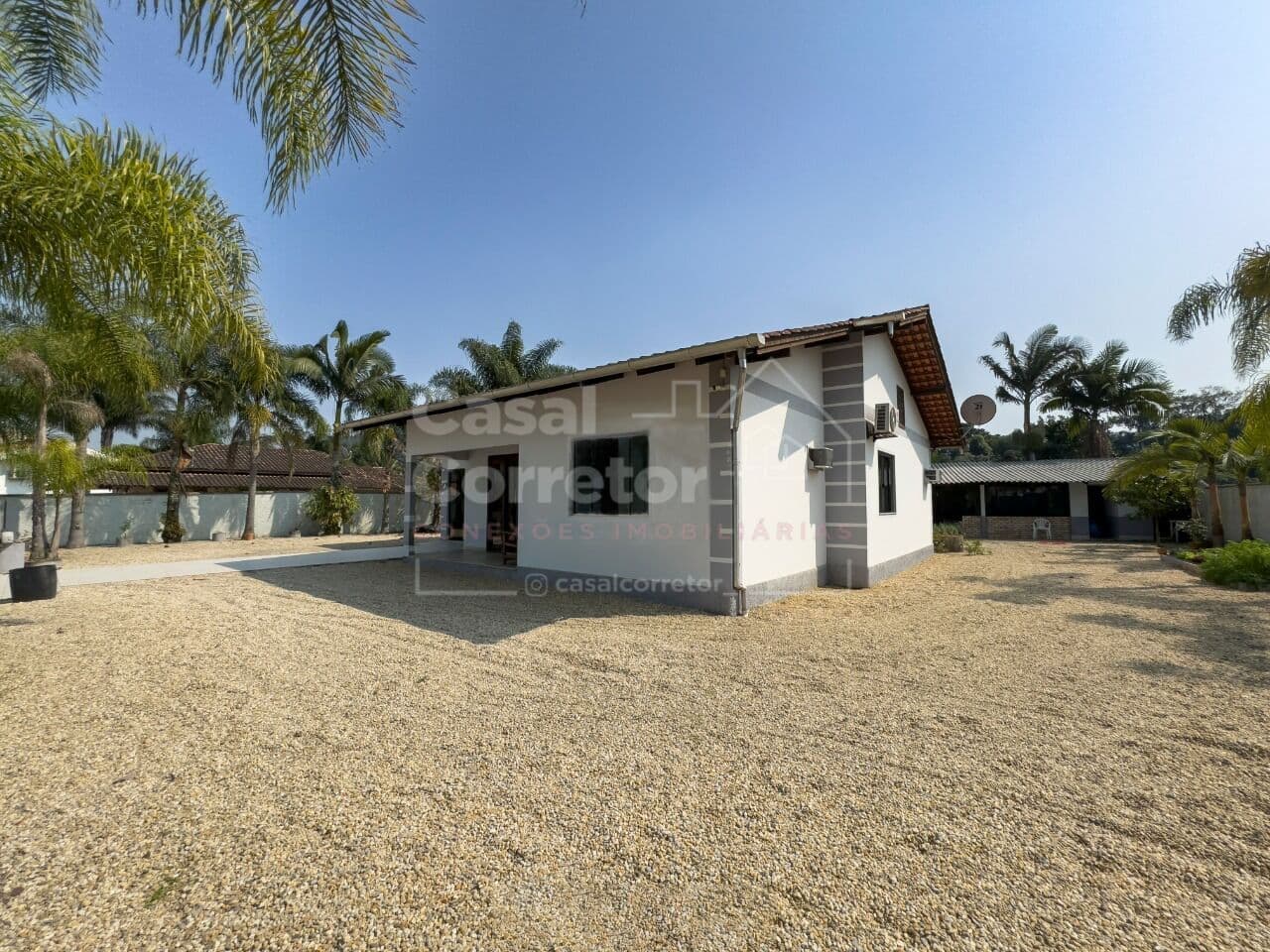 LINDA CASA MUITO ESPAÇOSA DE 3 DORMITÓRIOS