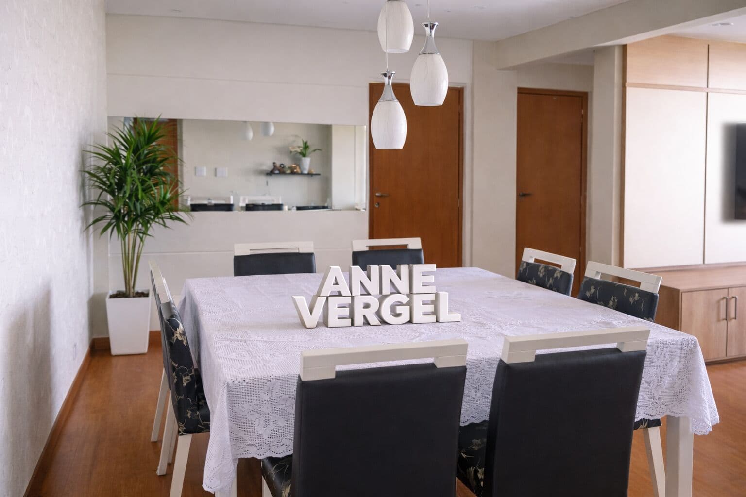 Apartamento com 2 quartos e 1 vaga de carro e varanda à venda no Jardim Carapicuíba em Carapicuíba com 84m² próximo à Avenida Inocêncio Seráfico