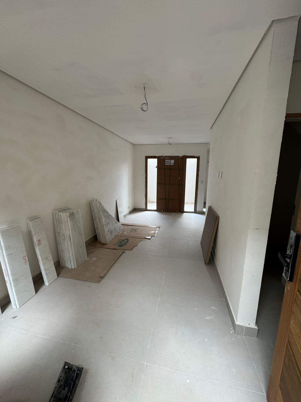 Sobrado com 2 suítes à venda no bairro Jd. das Flores em Osasco com 70m² e 2 vagas cobertas próximo a Smartfit