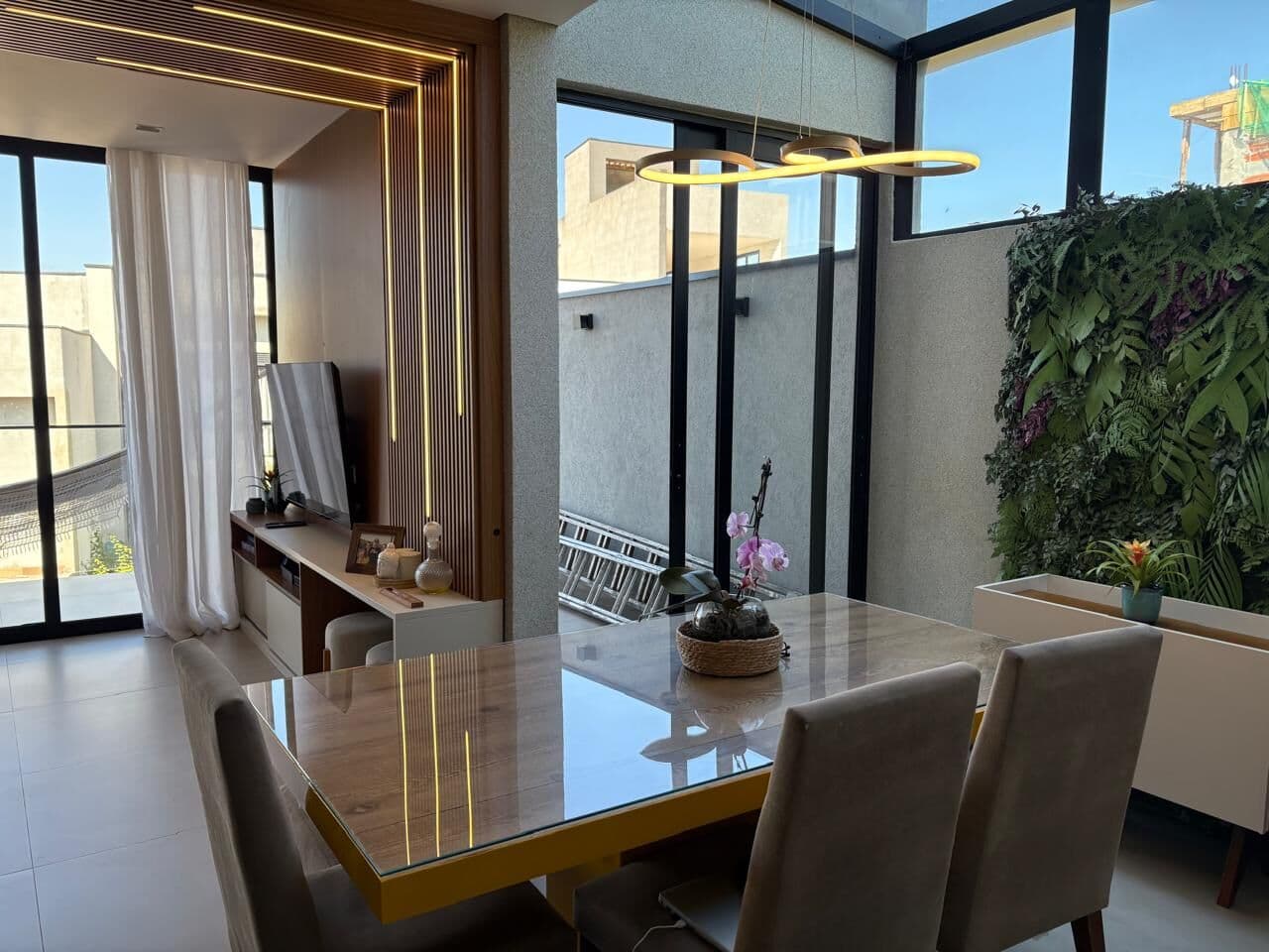 Casa em condomínio com 3 quartos sendo 1 suíte à venda no bairro Jardim Semiramis em Cotia 107m² e 2 vagas de carro próximo à Raposos Tavares