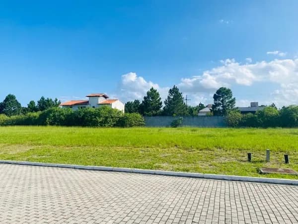 Lindo terreno com 450m2 no condomínio Spa Lagoon próximo do Home Club e da lagoa