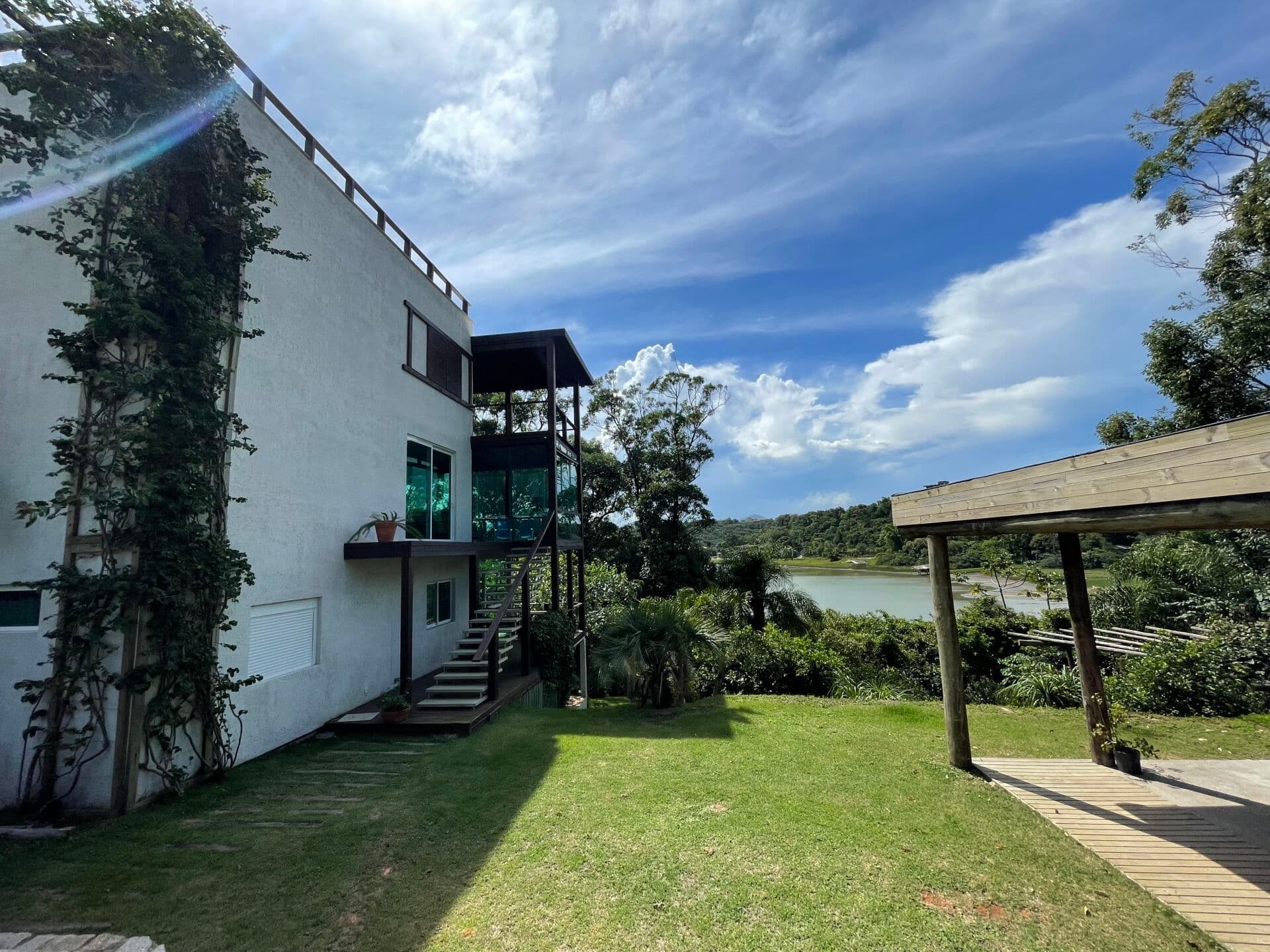Casa Alto Padrão na beira da lagoa de Ibiraquera