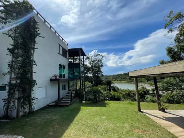 Casa Alto Padrão na beira da lagoa de Ibiraquera
