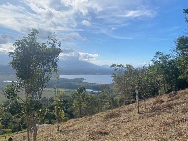 Linda área com 2 hectares com belíssima vista da lagoa