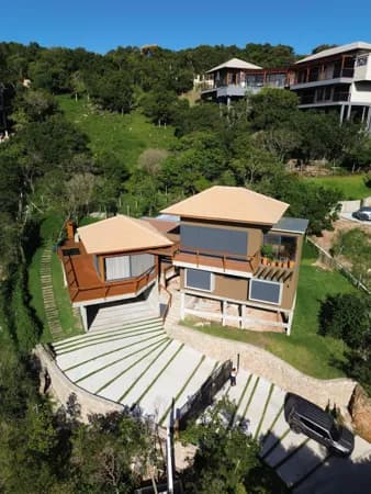 Refúgio de alto padrão na Praia do Silveira • Design autoral e localização estratégica