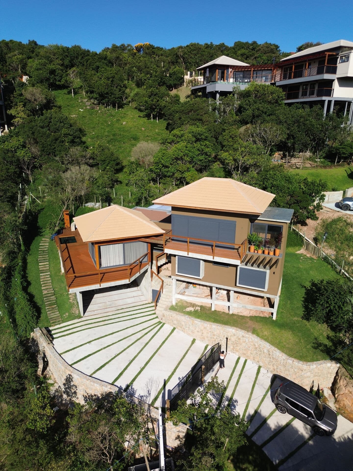 Refúgio de alto padrão na Praia do Silveira • Design autoral e localização estratégica