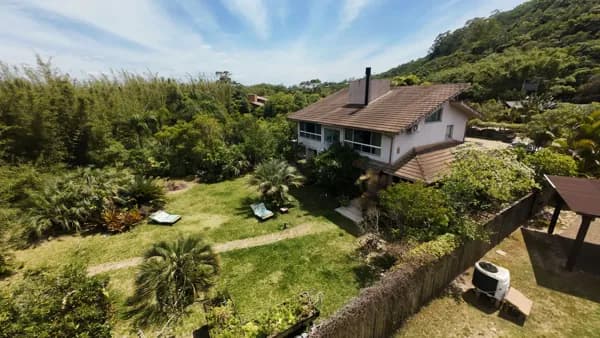 Casa Alto Padrão à Venda às margens da Lagoa na Praia do Luz