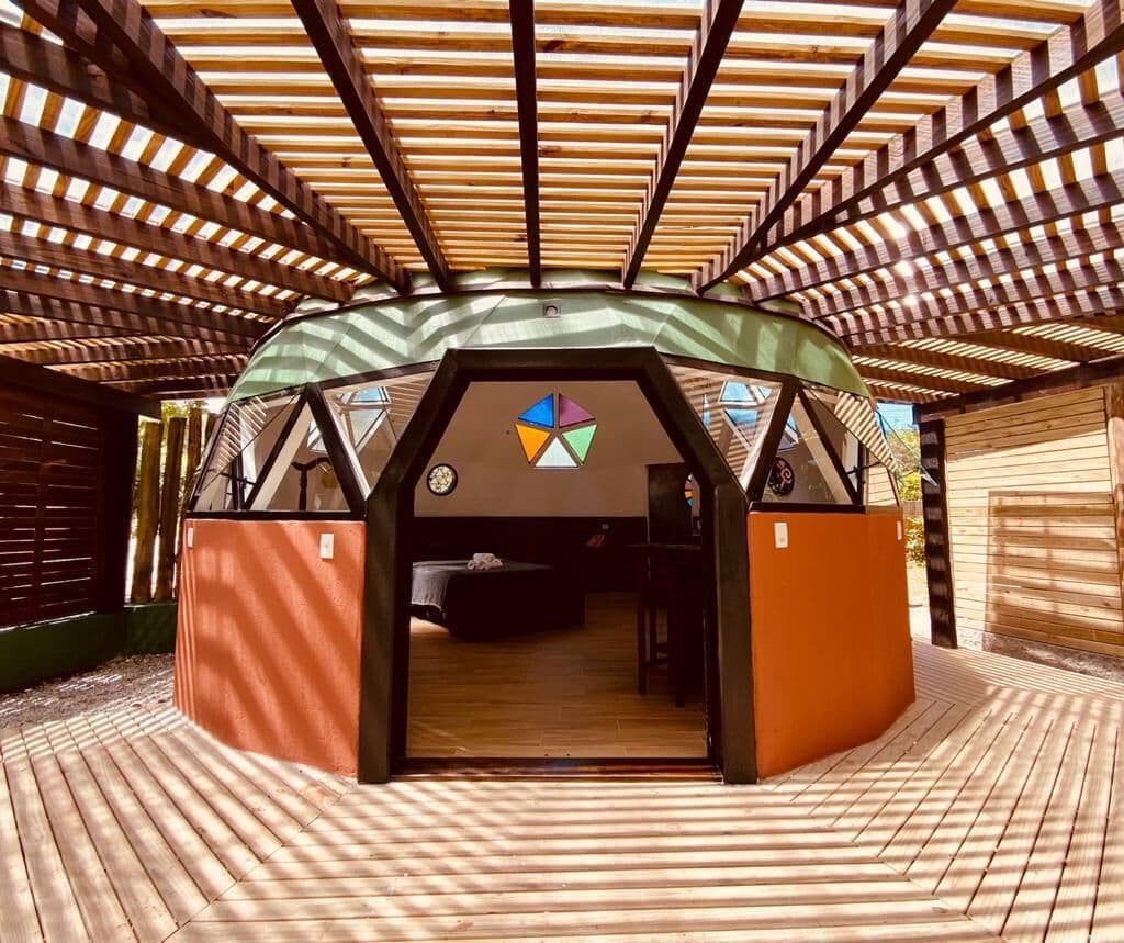 Imóvel na Encantada com 2 cabanas em área de 1.200m2 na beira do riacho