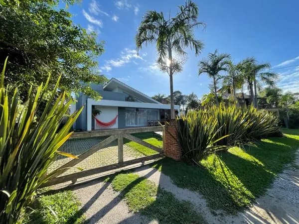 Casa Alto Padrão em Condomínio às margens da Lagoa!