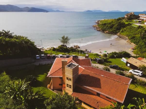 Casa frente mar na Praia da Vigia com vista para o mar em todos os ambientes