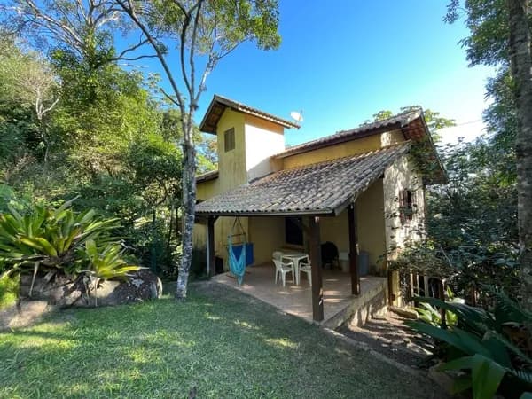 Casa à venda em meio à natureza na Praia do Rosa