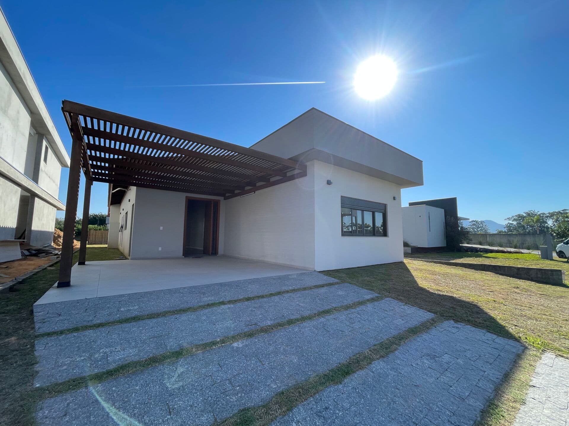 Casa nova e mobiliada à Venda em Garopaba SC - Condomínio Rosa Internacional