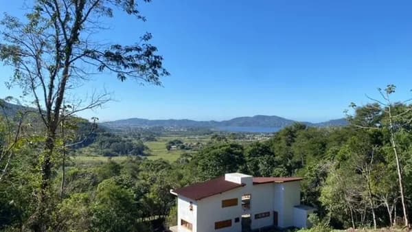 Terrenos em condomínio no morro da Encantada com linda vista da lagoa
