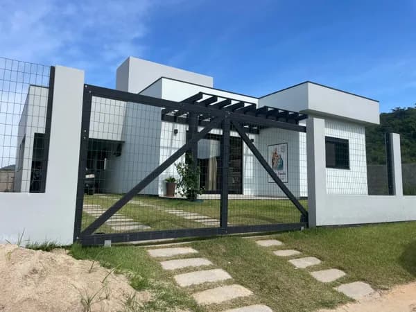 Casa bem localizada no bairro ressacada