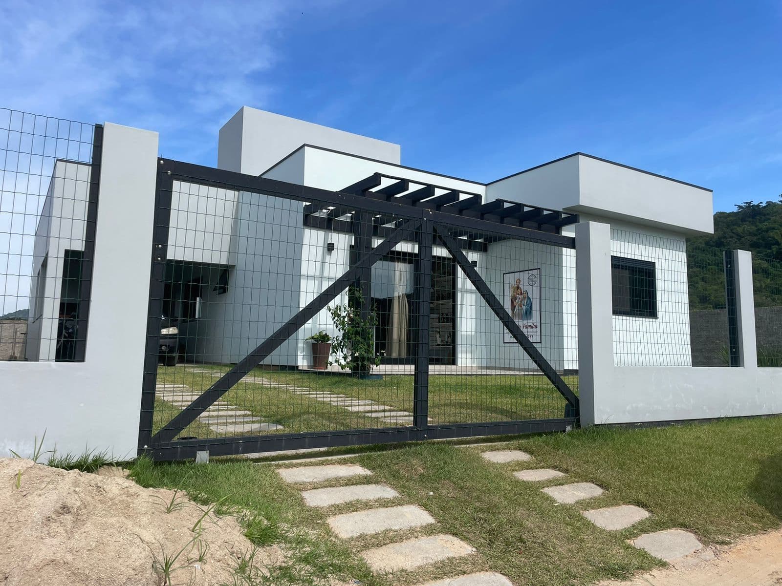 Casa bem localizada no bairro ressacada