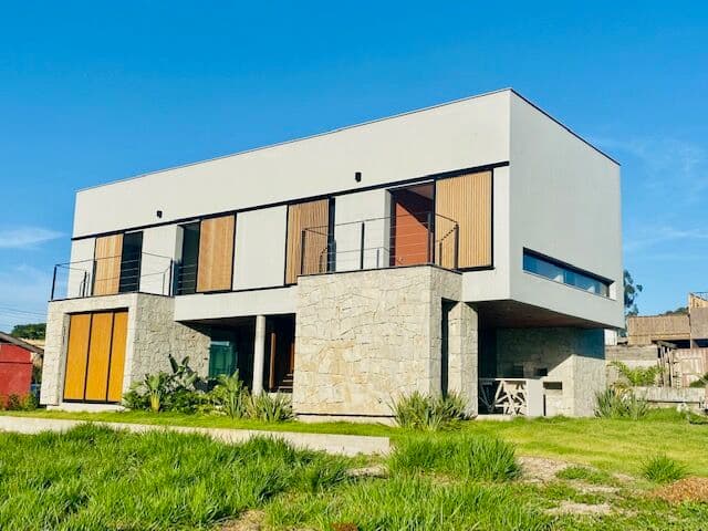 Casa exclusiva à venda na Praia do Rosa com 4 suítes no condomínio Docas