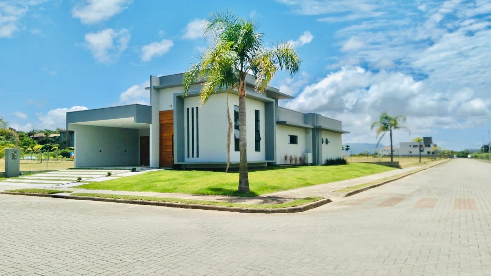Casa alto padrão à venda com excelente preço no condomínio Hookipa na beira da lagoa