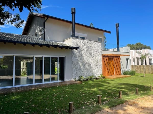 Casa Alto Padrão em Condomínio às margens da Lagoa!
