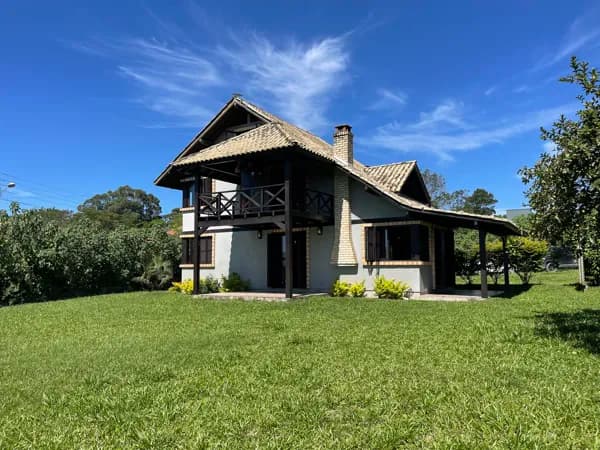 A casa dos seus sonhos na Praia do Rosa com linda vista da lagoa