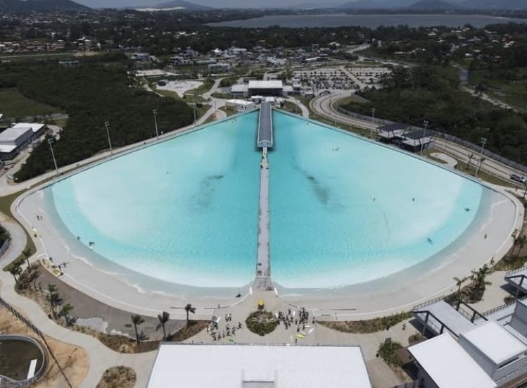 Apartamento térreo na Surfland bloco Siriú frente piscina