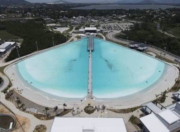 Apartamento térreo na Surfland bloco Siriú frente piscina