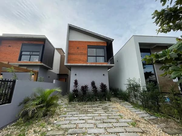 Casa à Venda com 03 suítes em Garopaba SC