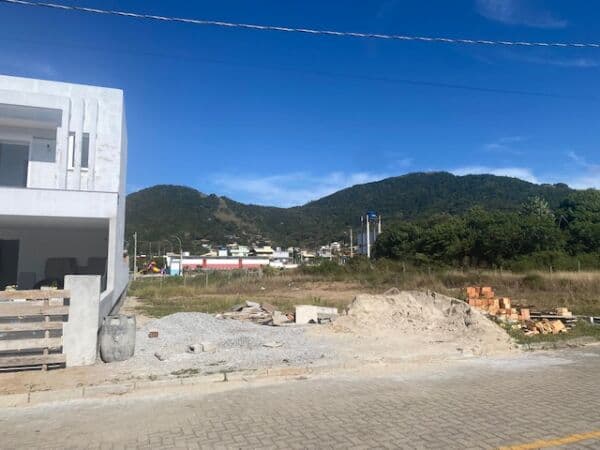 Lindo terreno na Gamboa a 200m da praia com escritura