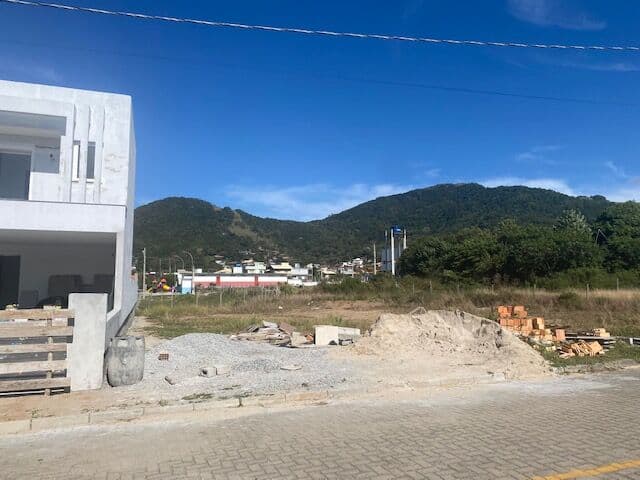 Lindo terreno na Gamboa a 200m da praia com escritura