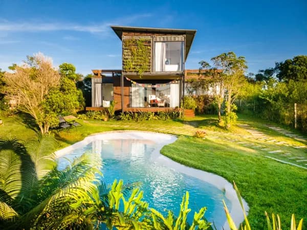 Belísismo imóvel na Barra de Ibiraquera com 3 casas e uma bela piscina em forma de lago