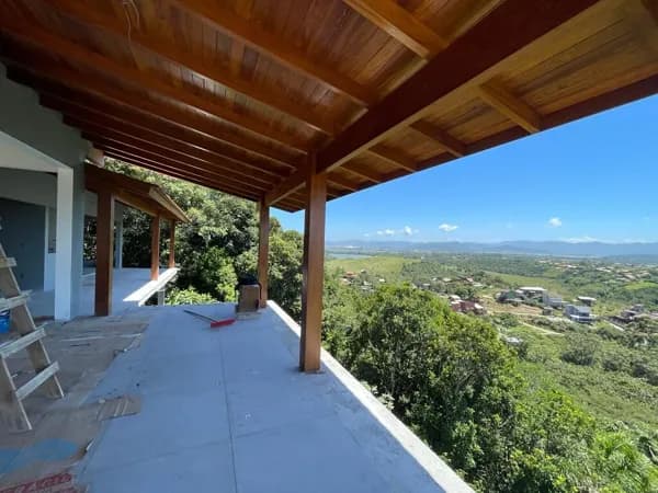 Casa Alto Padrão à Venda na Praia do Rosa com 03 Suítes e vista para a Lagoa