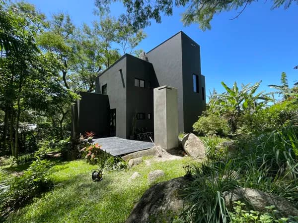 Belíssima Casa em meio à natureza em Garopaba SC