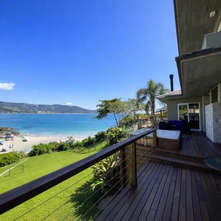 Casa pé na areia na Praia da Vigia com acesso exclusivo direto à faixa de areia.