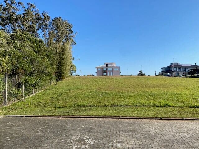 Lindíssimo terreno com 1.248m2 no condomínio Lagoa Azul com bela vista da lagoa