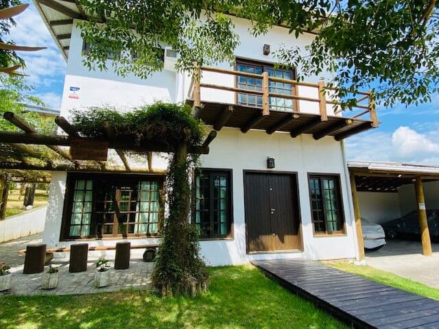 Casa à venda em alto padrão rústico no centrinho da Praia do Rosa