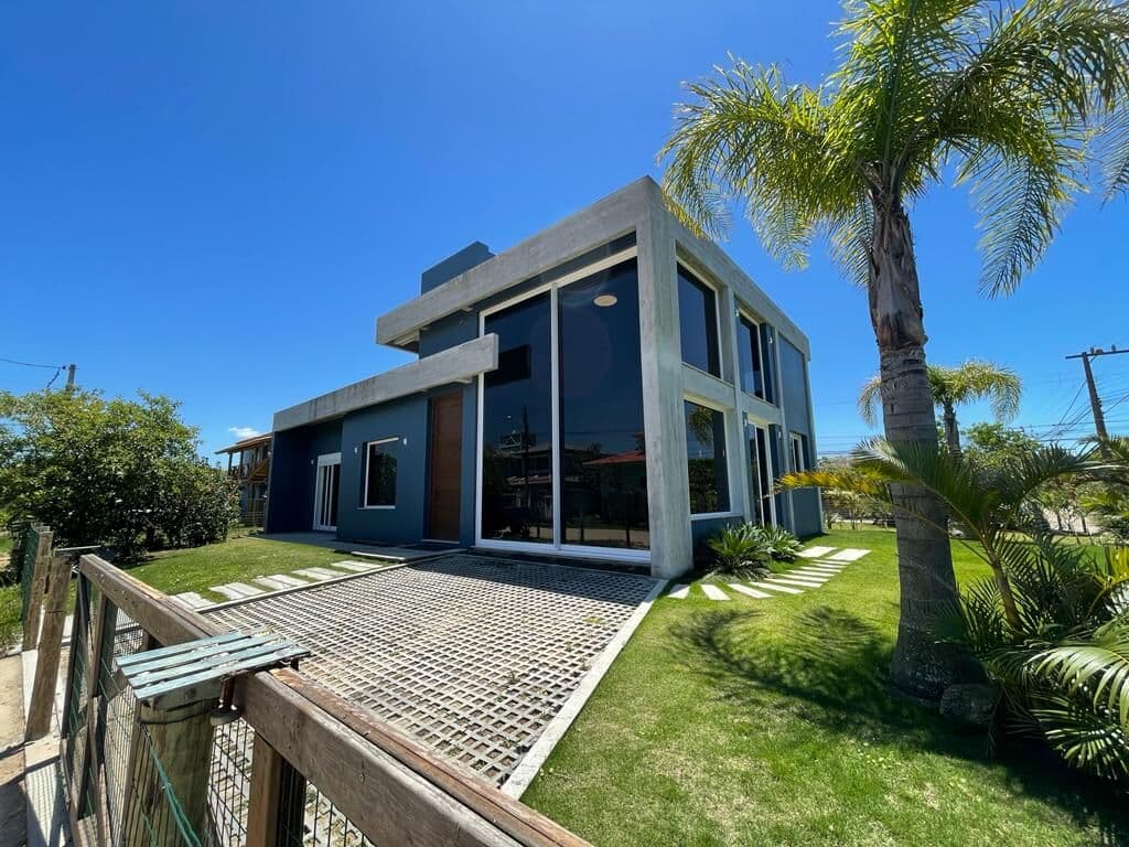 Linda casa alto padrão na Praia do Rosa com 2 suítes