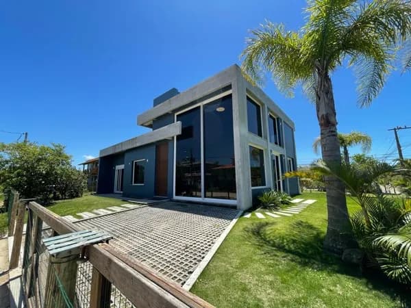 Linda casa alto padrão na Praia do Rosa com 2 suítes