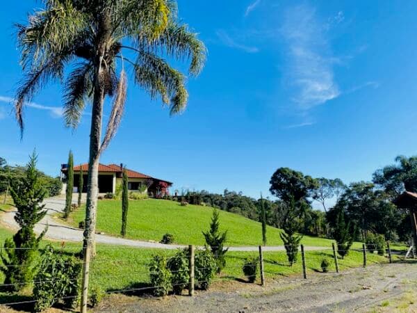 Linda casa de campo à venda em Rancho Queimado com 230m2, ótima localização, 3 dormitórios, área de 4.500m2 com um riacho.