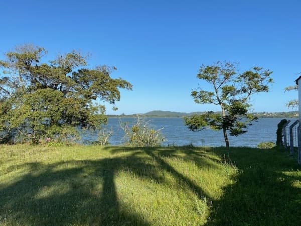 Belíssimo terreno beira de lagoa com matrícula