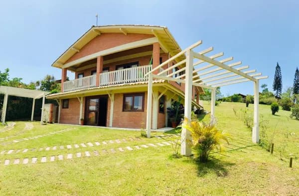 Casa à venda na Avenida Central da Praia do Rosa com lote de 600m2.