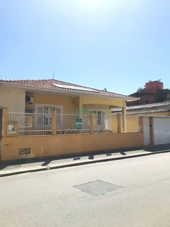 Casa com 168m² de área construída