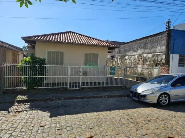 Terreno com Três Casas
