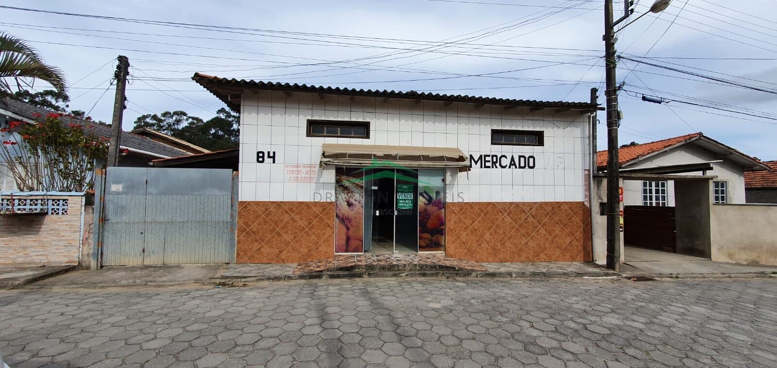 Sala comercial + 2 casas